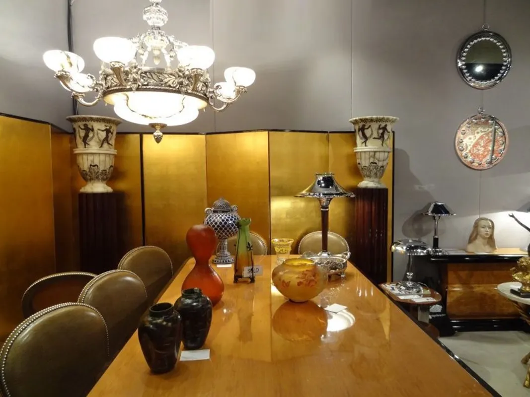 mesa de comedor antigua con adornos, ideal para reuniones
